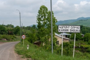 Հողը պահողները կամ մեկ օր Կարմիր շուկայում