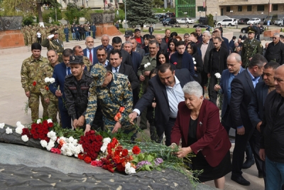 Տխուր  եռատոն, կամ՝ սկզբում մեզ պիտի հաղթենք