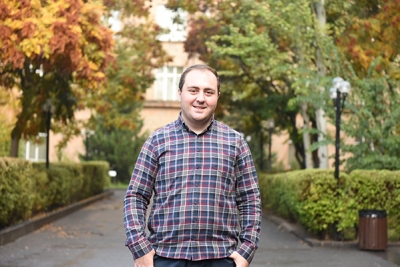 Կենարար. Խաչիկ Աբաջյան