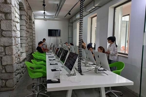 Հերթեր՝ Ստեփանակերտի Թումոյի բակում․ երեխաները սովորելու են եկել